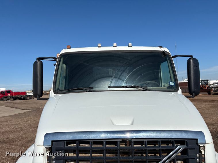 image for item EF6099 2003 Volvo VHD hydrovac truck