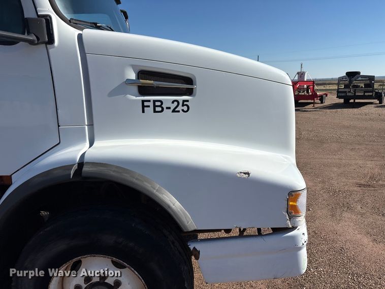 image for item EF6099 2003 Volvo VHD hydrovac truck