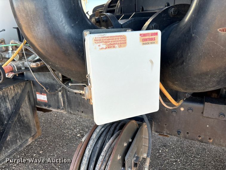 image for item EF6099 2003 Volvo VHD hydrovac truck