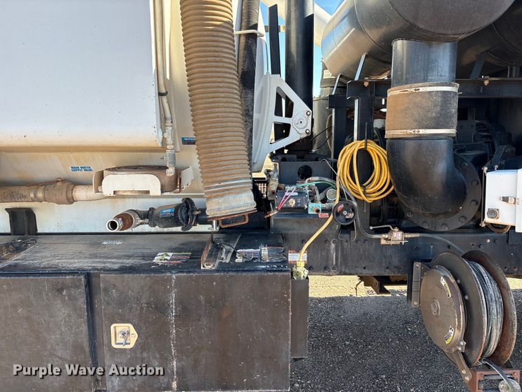 image for item EF6099 2003 Volvo VHD hydrovac truck