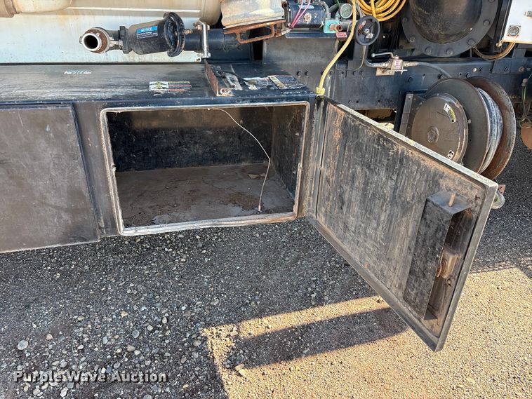 image for item EF6099 2003 Volvo VHD hydrovac truck