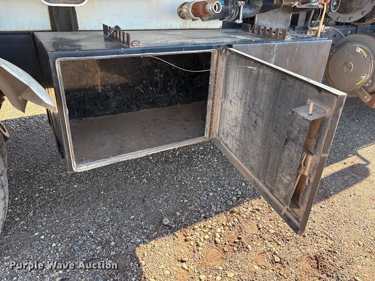 image for item EF6099 2003 Volvo VHD hydrovac truck