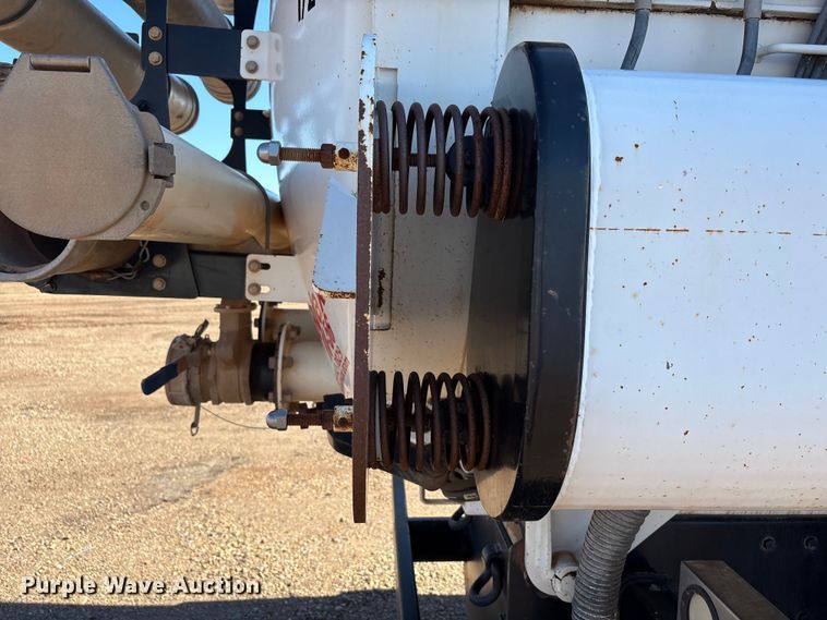 image for item EF6099 2003 Volvo VHD hydrovac truck