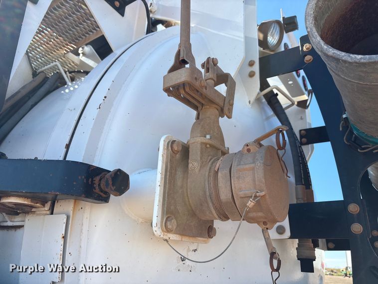 image for item EF6099 2003 Volvo VHD hydrovac truck