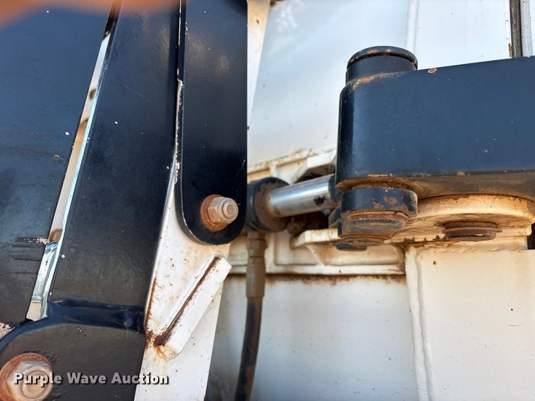 image for item EF6099 2003 Volvo VHD hydrovac truck