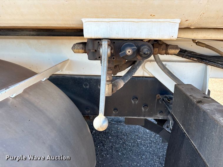 image for item EF6099 2003 Volvo VHD hydrovac truck