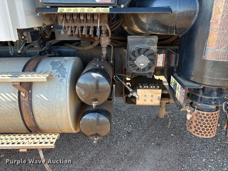 image for item EF6099 2003 Volvo VHD hydrovac truck