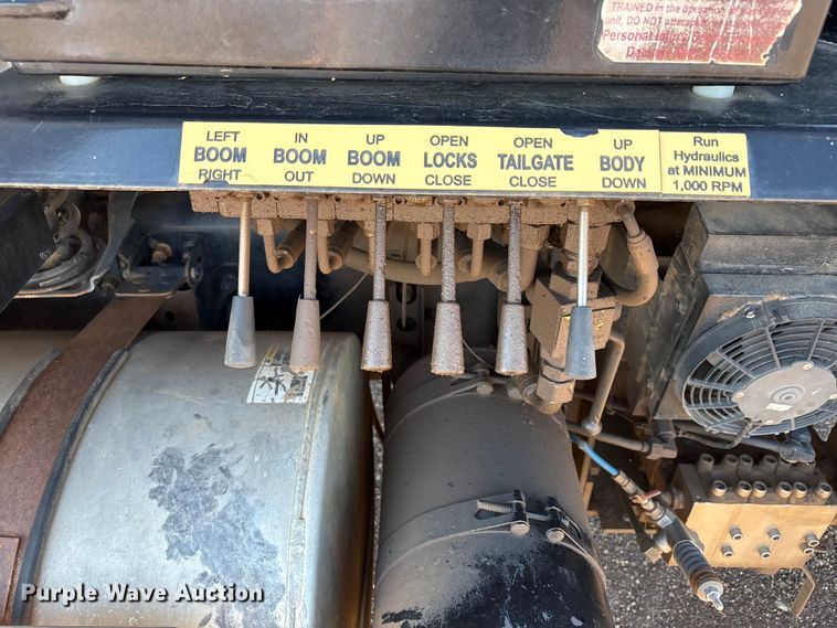 image for item EF6099 2003 Volvo VHD hydrovac truck