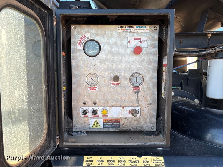 image for item EF6099 2003 Volvo VHD hydrovac truck