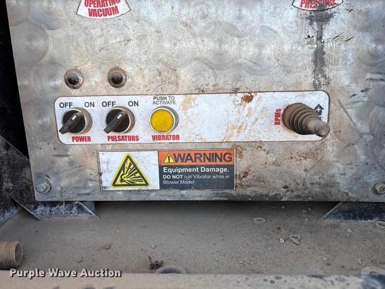 image for item EF6099 2003 Volvo VHD hydrovac truck