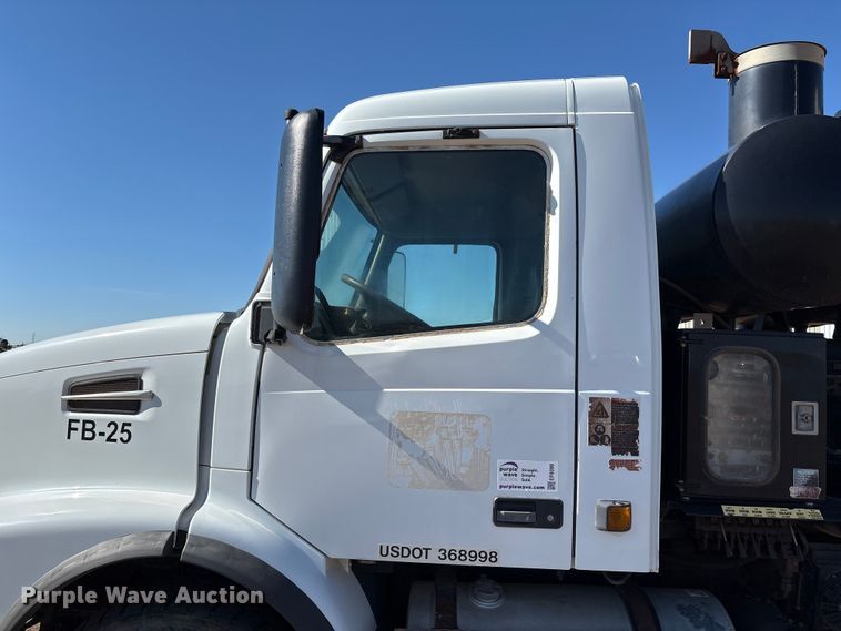 image for item EF6099 2003 Volvo VHD hydrovac truck