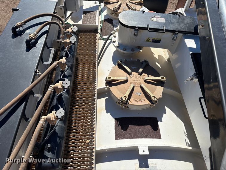 image for item EF6099 2003 Volvo VHD hydrovac truck