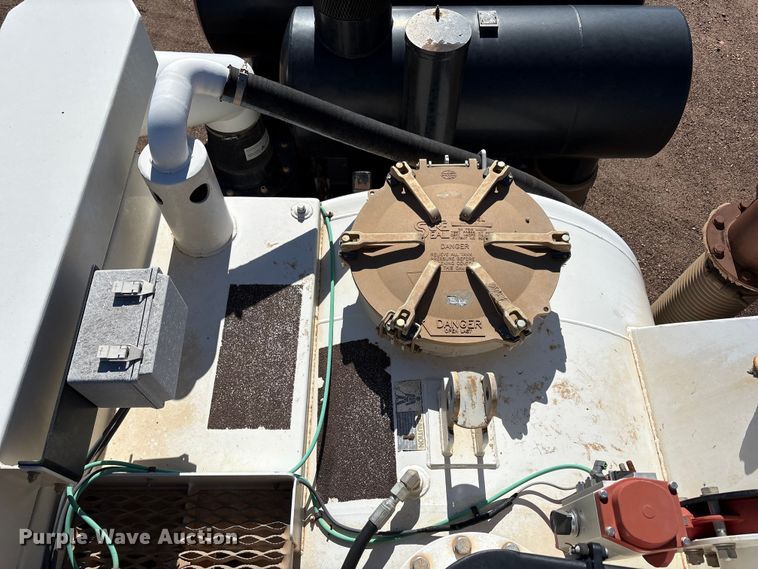 image for item EF6099 2003 Volvo VHD hydrovac truck