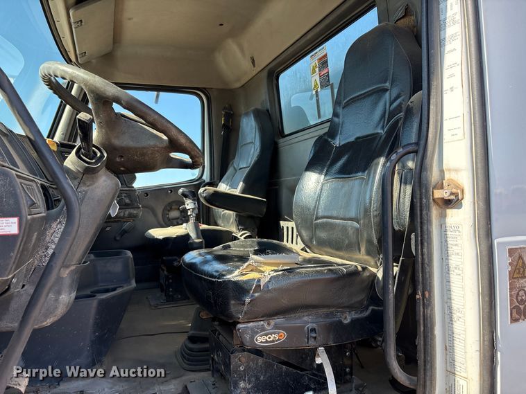 image for item EF6099 2003 Volvo VHD hydrovac truck