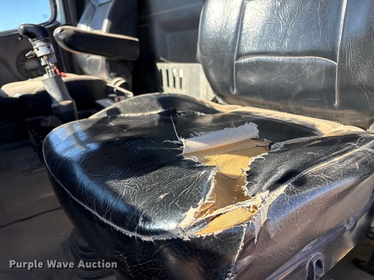 image for item EF6099 2003 Volvo VHD hydrovac truck