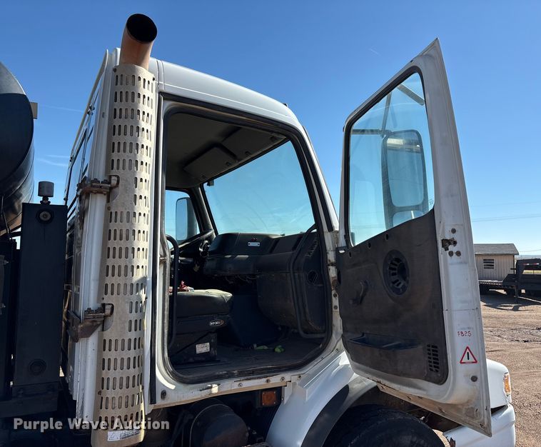 image for item EF6099 2003 Volvo VHD hydrovac truck