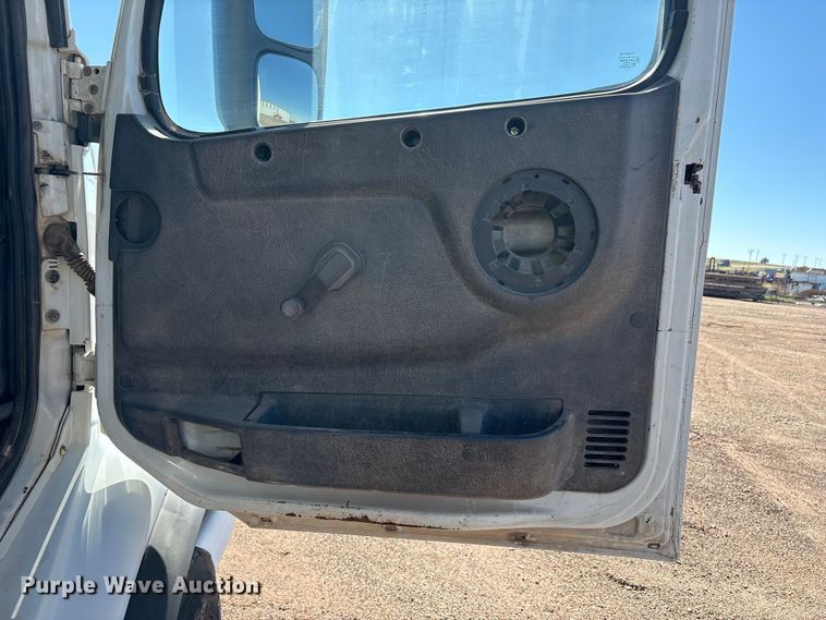 image for item EF6099 2003 Volvo VHD hydrovac truck