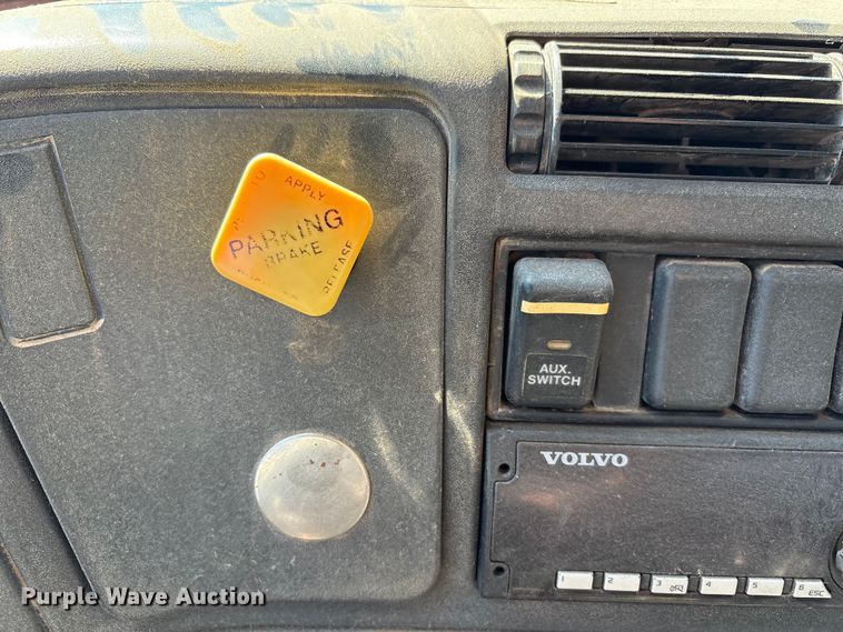 image for item EF6099 2003 Volvo VHD hydrovac truck