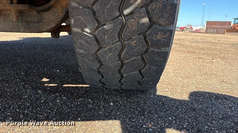 image for item EF6099 2003 Volvo VHD hydrovac truck