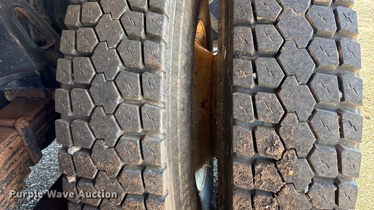 image for item EF6099 2003 Volvo VHD hydrovac truck