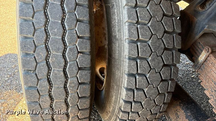 image for item EF6099 2003 Volvo VHD hydrovac truck