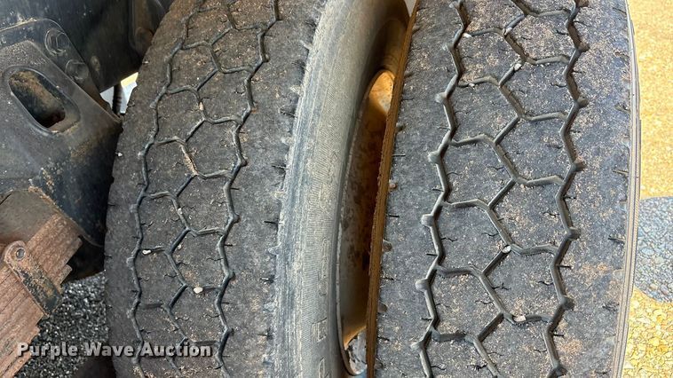 image for item EF6099 2003 Volvo VHD hydrovac truck