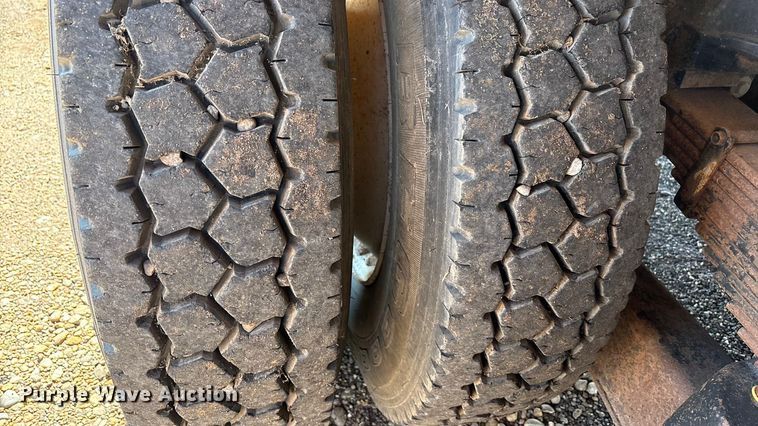 image for item EF6099 2003 Volvo VHD hydrovac truck