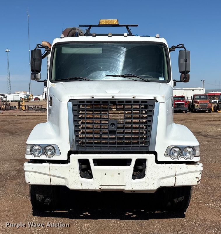 image for item EF6100 2007 Volvo VHD hydrovac truck