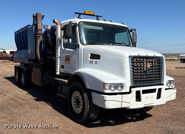image for item EF6100 2007 Volvo VHD hydrovac truck