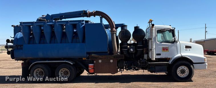 image for item EF6100 2007 Volvo VHD hydrovac truck