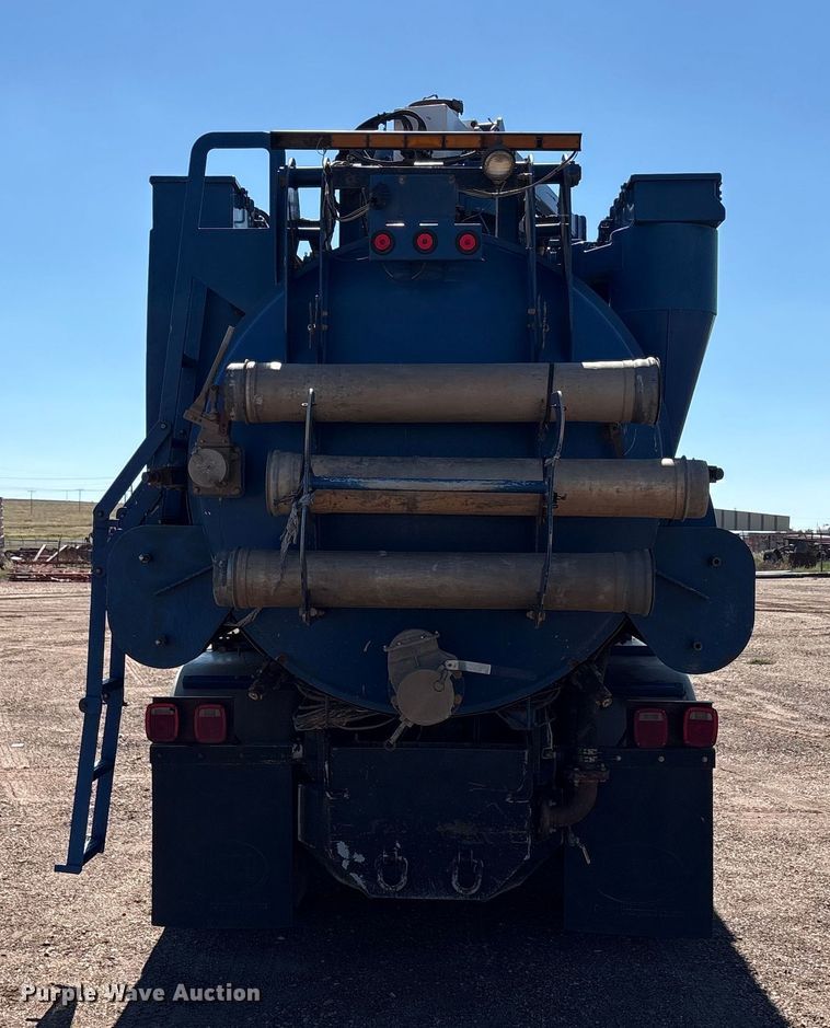 image for item EF6100 2007 Volvo VHD hydrovac truck