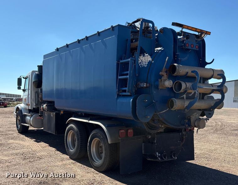 image for item EF6100 2007 Volvo VHD hydrovac truck