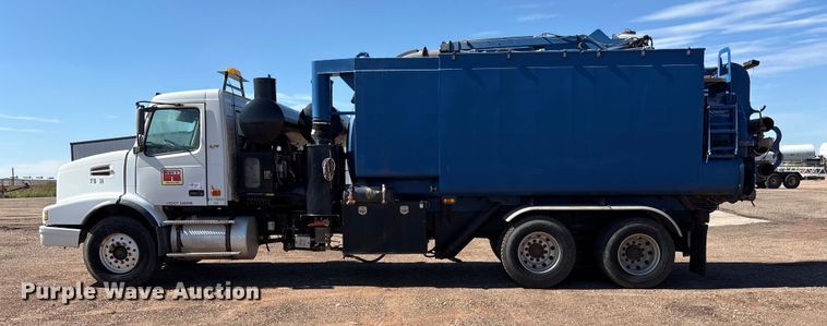 image for item EF6100 2007 Volvo VHD hydrovac truck