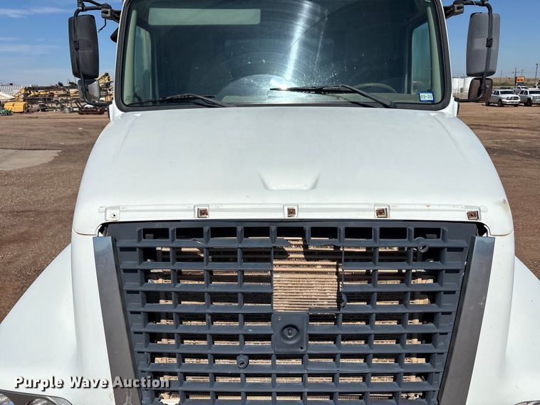 image for item EF6100 2007 Volvo VHD hydrovac truck