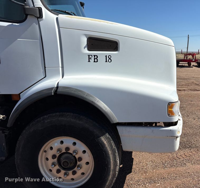 image for item EF6100 2007 Volvo VHD hydrovac truck