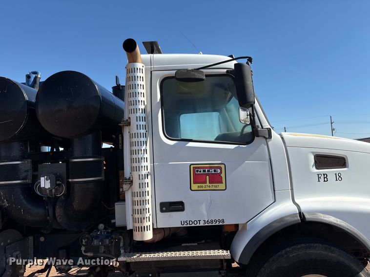 image for item EF6100 2007 Volvo VHD hydrovac truck