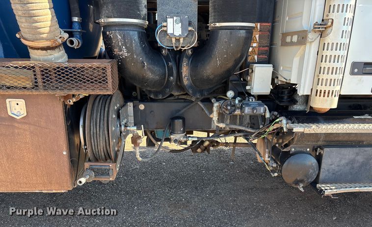 image for item EF6100 2007 Volvo VHD hydrovac truck