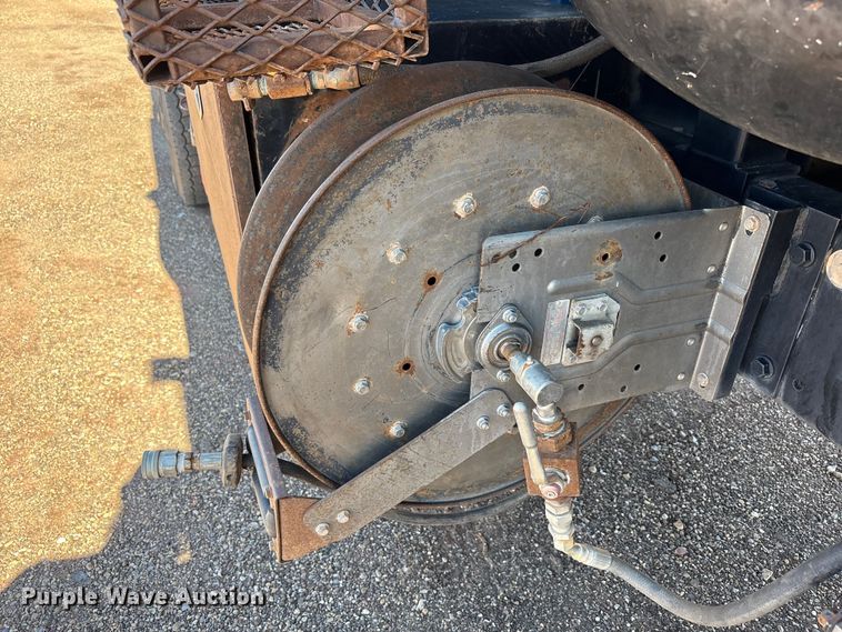 image for item EF6100 2007 Volvo VHD hydrovac truck