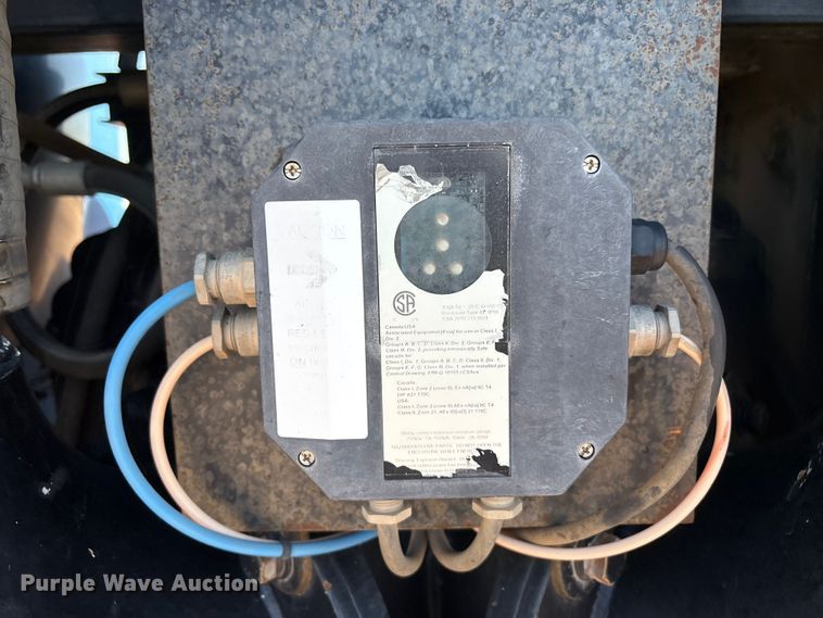 image for item EF6100 2007 Volvo VHD hydrovac truck