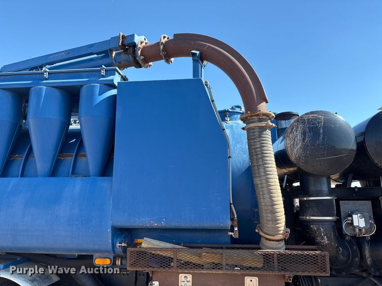 image for item EF6100 2007 Volvo VHD hydrovac truck