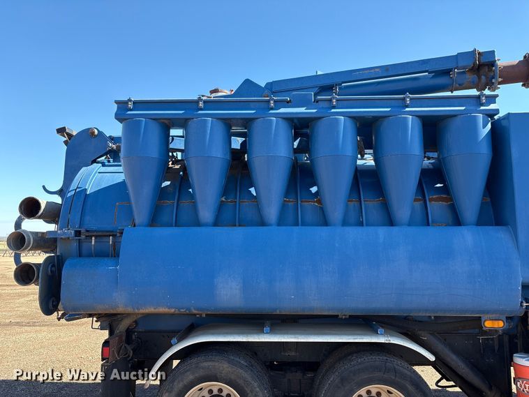 image for item EF6100 2007 Volvo VHD hydrovac truck