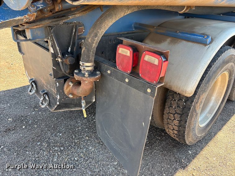 image for item EF6100 2007 Volvo VHD hydrovac truck