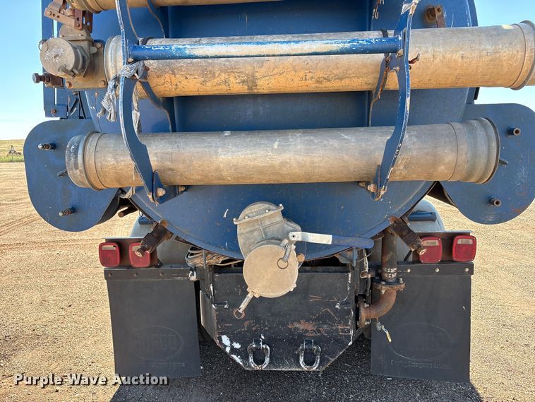 image for item EF6100 2007 Volvo VHD hydrovac truck