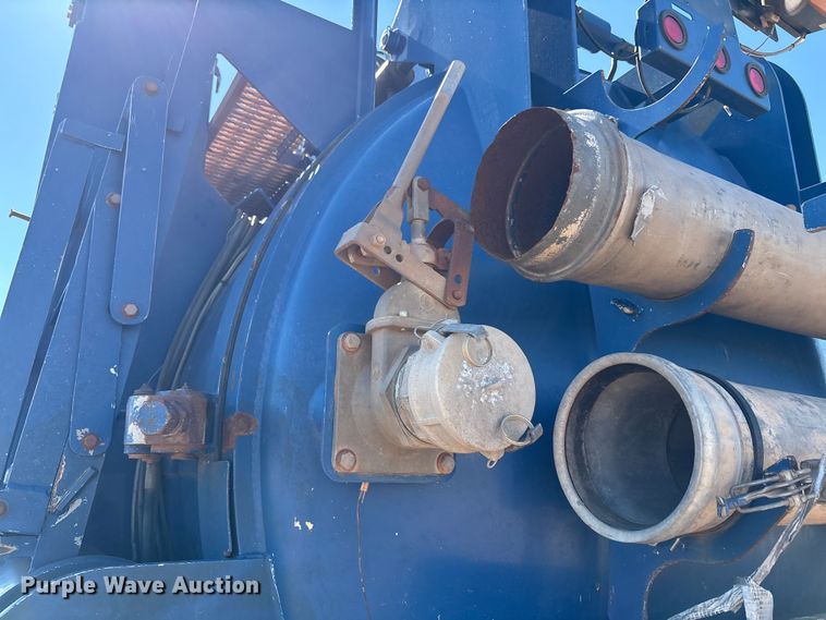 image for item EF6100 2007 Volvo VHD hydrovac truck