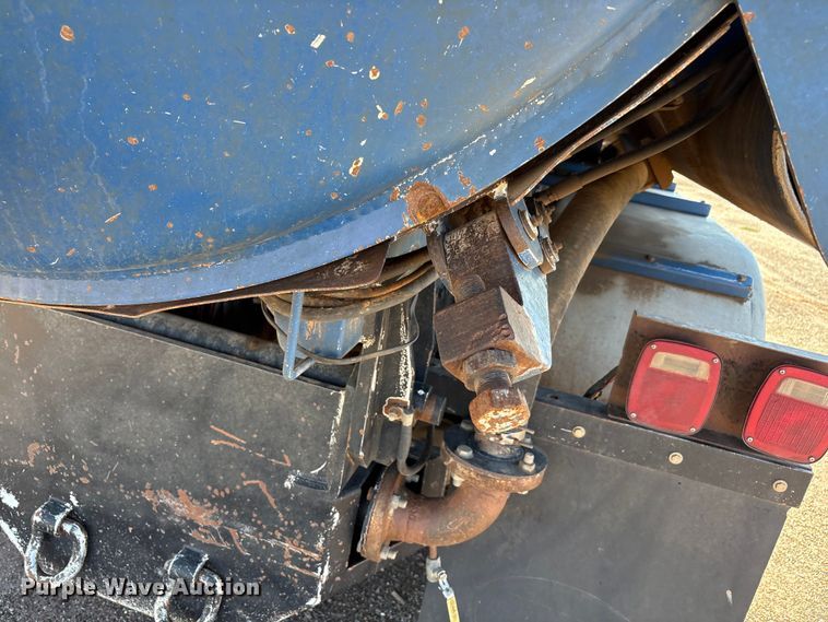 image for item EF6100 2007 Volvo VHD hydrovac truck