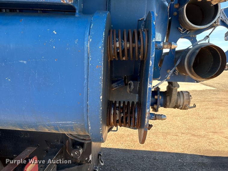 image for item EF6100 2007 Volvo VHD hydrovac truck