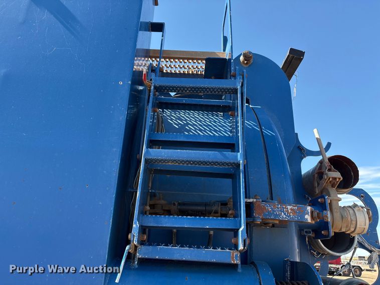 image for item EF6100 2007 Volvo VHD hydrovac truck