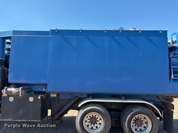 image for item EF6100 2007 Volvo VHD hydrovac truck