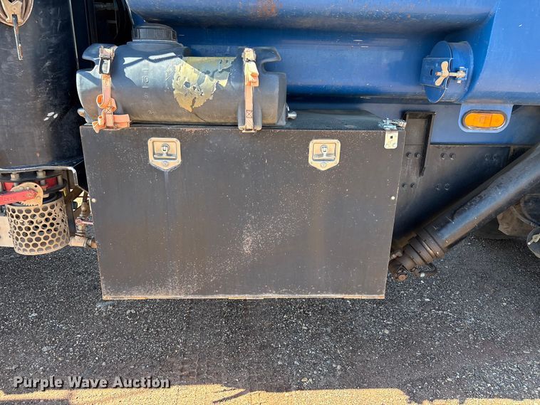 image for item EF6100 2007 Volvo VHD hydrovac truck