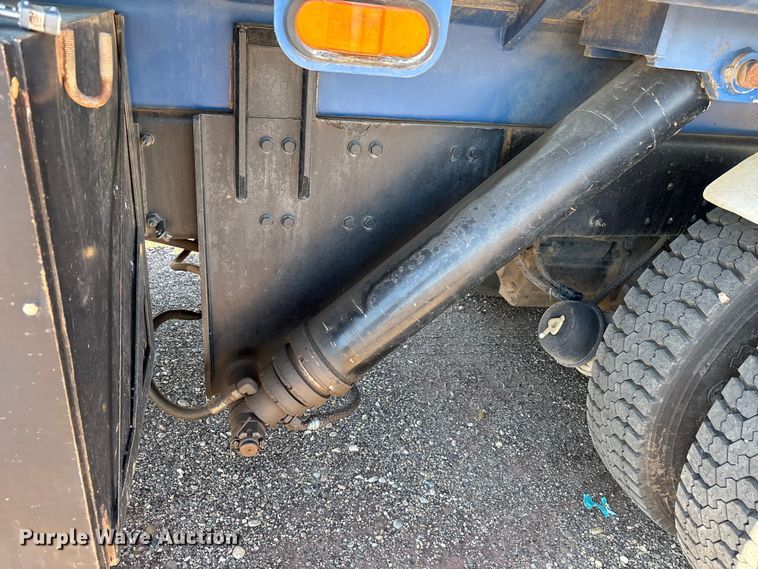 image for item EF6100 2007 Volvo VHD hydrovac truck